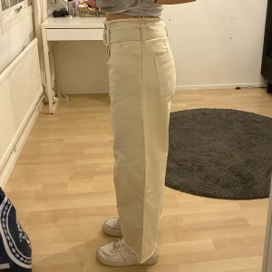 Jeans strl. 38. - Säljer dessa helt oanvända oversized jeans från Josefin Ekströms kollektion med NA-KD i storlek 38. 
