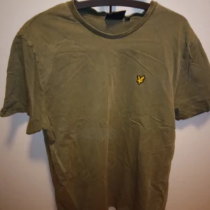 Lyle and Scott tshirt  - Jätte fin Lyle and Scott tshirt använd en gång är jätte fin den är lite större en stoleken L är Xl