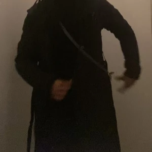 Vår/höst kappa - Säljer denna kappan som inte kommer till någon användning den köptes för 500 kr men säljer den för 250 kr. Skriv om du vill ha fler bilder eller har några frågor. Köparen står för frakten!!!!