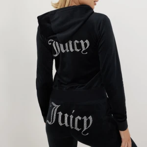 juicy couture  - Helt nytt med lapparna kvar säljer dem tillsammans både byxor och hoodie. Svart storlek L