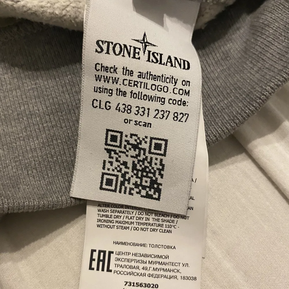 Grå Stone Island Sweatshirt, köpt från Cenino Donna i Växjö, helt äktar. Nyskick, inga fläckar eller hål, precis som ny! Nypris 2099. Säljer för jag aldrig använder den längre.. Tröjor & Koftor.