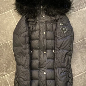 Rock & blue jacka nyskick  - Säljer nu min jacka då den har blivit för liten för mig, använd få gånger och är i bra skick, inga skador på den men dock har jag tappat bort pälsen. Kontakta mig vid frågor.  Ord pris är 2999 kr. (Priset kan diskuteras). 💜