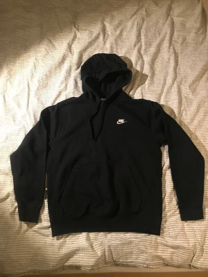 Svart Nike hoodie small - Svart hoodie i bra skick Nypris 569