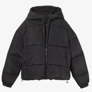 Vinterjacka - Säljer min fina vinterjacka från stradivarius som är köpt förra året. Storlek m men passar s/m. Köpt för 559kr, säljer den för 400kr. Skriv för fler bilder eller om du har några frågor.❤️❤️