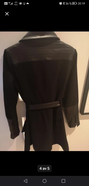 Rockandblue kappa - Jackor & ytterplagg, stl. 42 (M), Dam Svart kappa från RockAndBlue Sweden i mycket gott skick (med midjeskärp) . Djur- rökfritt hem. Skickas mot frakt eller hämtas i Varberg. 