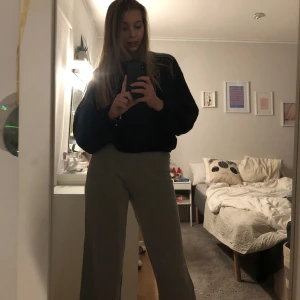 Byxor - Mysiga gråa byxor från Zara i strl S. 50kr+frakt