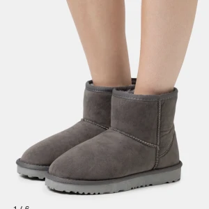 Gråa Uggs - Använt ett par gånger💕