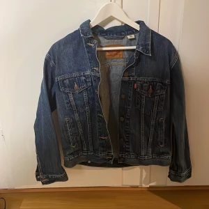 Levi’s jeansjacka strl S - Oanvänd jeansjacka av märket Levis. 