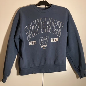 Gina tricot tröja  - En Gina tricot tröja i stl XS, köptes i början av sommaren 2022 och original pris är 279kr. Den är använd 2-3 ggr. Väll skick och som ny.  Skriv pm för fler bilder och vid frågor.   Du står för frakten och kan postas genom hela Sverige. 