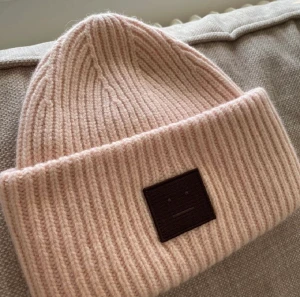 Acnemössa - Helt ny, lappen kvar!  Kan tänka mig att byta mot annan färg🥰