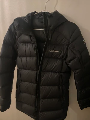 Vinterjacka  - Peakjacka i kvinnlig modell, i väldigt gott skick. Köpt på stadium. Storlek S.