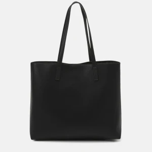 Svart stor handväska  - Säljer min svarta handväska då jag har en annan som jag använder er. Använt fåtal månger och ser helt oanvänd ut. Köparen står för frakten 