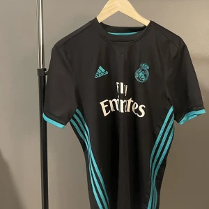 Real Madrid tränings tröja - Säljer en knappt använd Realmadrid-träningströja  Retail price: 600kr Mitt pris: 279kr