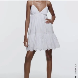 zara klänning storlek M - en vit populär sommarklänning som passar till allt! helt ny aldrig använd och helt utsåld. kontakta mig för mer info! kan även mötas upp, och ni står för frakten! säljer pågrund av att den är för liten vid brösten!