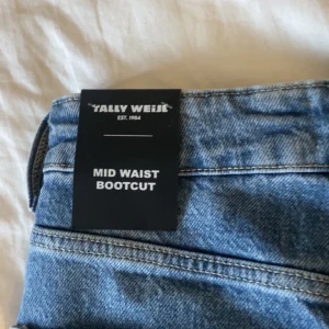 Bootcut jeans - Blåa bootcut jeans, mid waist. Endast testade, alla lappar är kvar. Bra i längden på mig som är 1,68. Slutsålda på hemsidan.