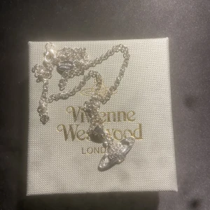 Vivienne westwood halsband - Vivienne westwood halsband knappt använd nyskick, 10/10 