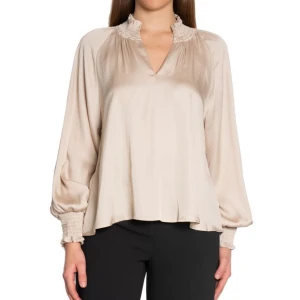 Beige blus neo noir - Endast använd en gång, jättefint skick! Nypris 750kr. Storlek 34/XS men passar även S