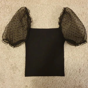 Snygg topp i strl S - Har använt typ 1 gång så den är i väldigt bra skick, men är inte min stil längre. Skriv till mig om du har frågor ❤️