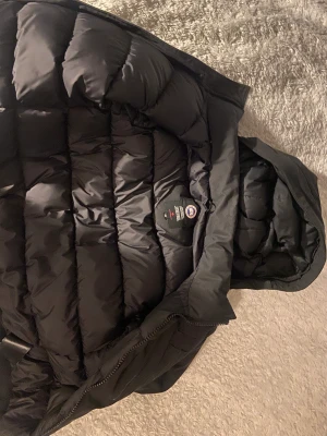 Canada Goose Jacka Herr - Säljer en canada goose mens borden bomber jacket, använd ett par gånger efter mitt köp. Väldigt varm jacka som passar till vintern. Size M men passar nog L.  Priset går och diskutera. Skriv ifall ni är intresserade, så återkommer jag så snabbt jag kan.