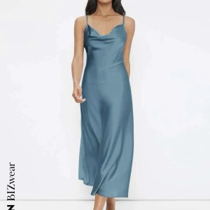 Blå lång silkesklänning  - Säljer denna helt oanvända silkesklänning från shein. Säljer för jag köpte 2 och glömde lämna tillbaka ena. Är så nöjd med den jag har, verkligen superfin och skön! Kostar 189 på hemsidan. Pris kan diskuterad vid snabb affär! 