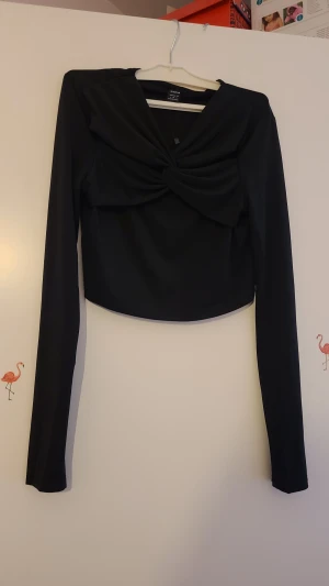 En festligt fin croptop till salu.  - Hej alla!  Jag har en top från Shein. Den är i nyskick. Jag har inte ens använt den en enda gång. 