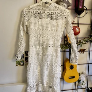 vit klänning - Jättefin klänning med coola mönster! Älskade denna men nu är den tyvärr för liten! jättefin passform och dragkedja i ryggen.