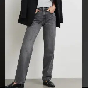 Säljer nu dessa snygga 90s straight jeans från Gina. Säljer dessa pågrund av att dem är för små. Dom sitter jätte fint. Kostar 599 på gina. Aldrig använt dom💓  Köparen står för frakten💓