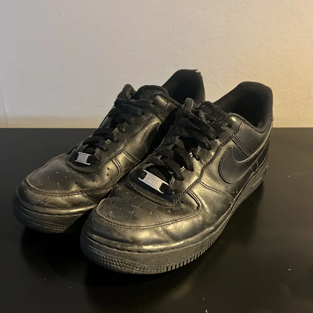 Använt skick Air force 1 svarta. . Skor.