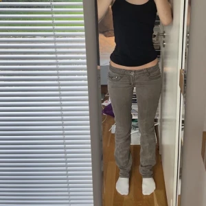Gråa/bruna jeans - Väljer att lägga ut ett par gråaktiga lågmidjade jeans, jättefina och långa! kan lösa mer bilder för de som önskar🫶🏼första bilen är lånad från förra ägaren 🫶🏼