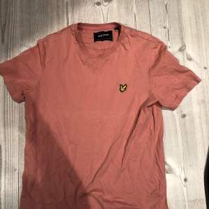 Lyle & scott t-shirt i small, är i färgen rosa. 