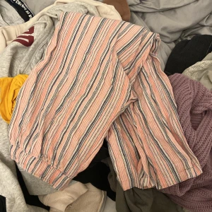 Linnebyxor  - Hej. Säljer dessa linnebyxor eftersom dom är för små för mig. Köpta utomlands. 💞