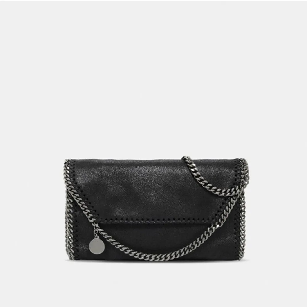 Säljer min fina väska från Stella McCartney i modellen falabella mini shoulder bag i svart. Väskan är så gott som ny och distans medföljer!! Nypris för denna väska är 6560kr men säljer den för 2900kr priser kan diskuteras🌸💕 Insta: Emelieceliik. Väskor.