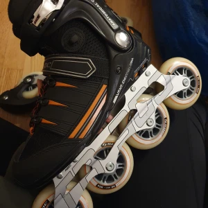 Soc Inlines  - Svarta/orange med anatomical cuff , extra broms medkommer. Väldigt fint skick!!
