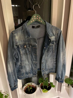 Jeansjacka - Snygg jeansjacka i storlek 36