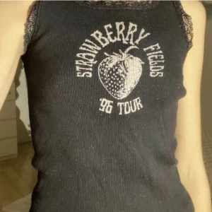 Svart graphic tank top - Svart graphic tank top från brandy Melville , finns inte längre på hemsidan och är i perfekt skick. Är knappt använd