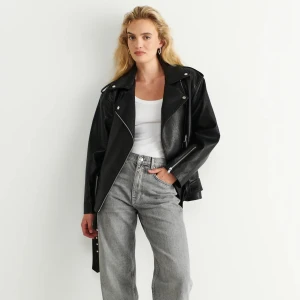 melody biker jacket - Från ginatricot. Ny melody biker jacket i fuskskinn. Nypris 799. Säljer för 450. Frakt blir 66 eller 99. Spårbart