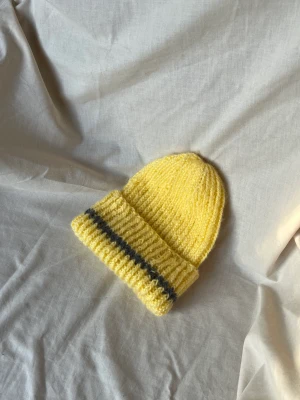 Handstickad mössa - Handstickad mössa i ull och akryl. Tveka inte för frågor och personliga beställningar! Hitta mig på Instagram : @ la.marge_