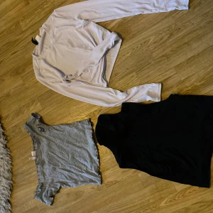3 toppar i storlek xs - 3 toppar i fint skick  Finns på fler sidor, så fråga gärna först för att se om den finns kvar
