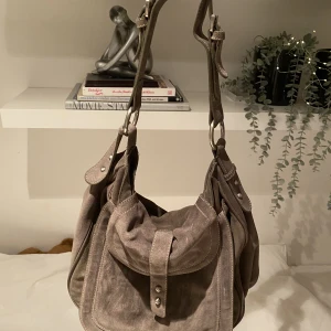 Trendig väska - En trendig snygg väska i äkta mocka. Jätte fint skick och snygga detaljer! Pris kan diskuteras:)