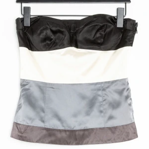 Tubtopp  - Sjuuukt snygg tubtopp med ränder av olika färger. Perfekt till nyår!  Säljer på grund av att den var för liten för mig💔