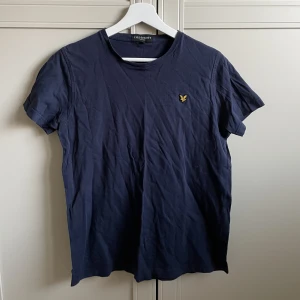 T-shirt  - Två T-shirts i L (barnstorlek) och passar därför S. Man kan köpa en eller båda. 50kr för en. Skriv för fler frågor eller bilder :)