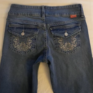 Lågmidjade byxor  - Säljer dessa fina lågmidjade jeansen från hm i stl 38. Helt nya med lappar kvar. Skriv vid intresse❤️ köparen står för frakten 