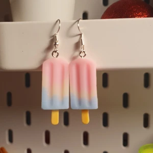 Örhängen  - Glass örhängen. 1 frimärke 13Kr