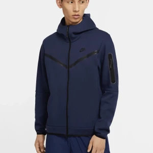 Nike Tech Fleece mörkblå M - Storlek M Oanvänd Fick i present har inte använt då den inte passar mig  Säljer den men kan tänka mig byten  i storlek S 