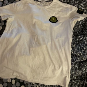 Stone Island  - Min man har tränat bort sig en del å nu säljer vi hans garderob  Storlek XXL mer som XL Ny 1299kr säljer den billigare  