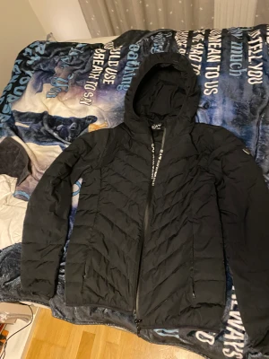 EA7 lättdunjacka - Säljer en EA7 lättdunjacka i svart i storlek M. Den är jätte Fint skick, använt endast några ggr. 