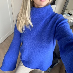 Stickad tröja - Jättefin blå stickad tröja från Nakd i storlek xs. Den är däremot oversized så passar absolut större storlekar!😍Färgen stämmer bäst överens med första bilden, den är inte så mörk som på andra bilden men ville visa hur ärmarna ser ut.Kragen går att justera