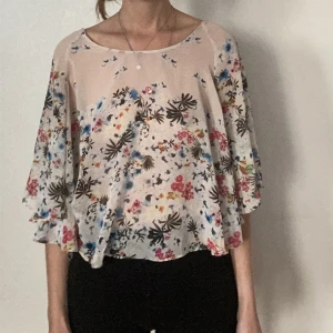 Blommig blus - Fin blus med blommor som är väldigt oanvänd. 
