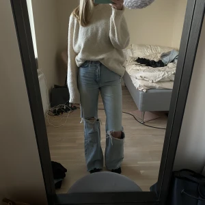Jeans - Så snygga slitna jeans från zara i storlek 34 som jag nu säljer då jag har massa andra!! Lite fransiga nertill😍Passar även 36 om man vill ha de lite tajtare och 32 om man vill ha de lite mer baggy!