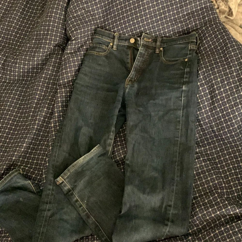 Ett par jätte fina  mörblå middle waist jeans. Jeans & Byxor.